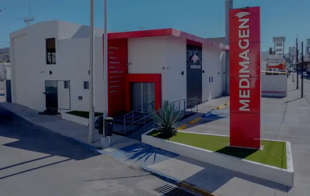 Fachada de Medimagen con su letrero rojo sobre Av. Prolongación Teófilo Borunda
