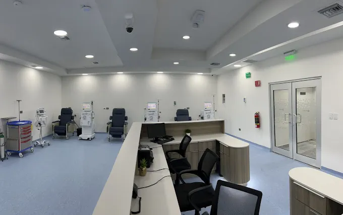 Estación de enfermería frente a los sillones de la sala de hemodiálisis
