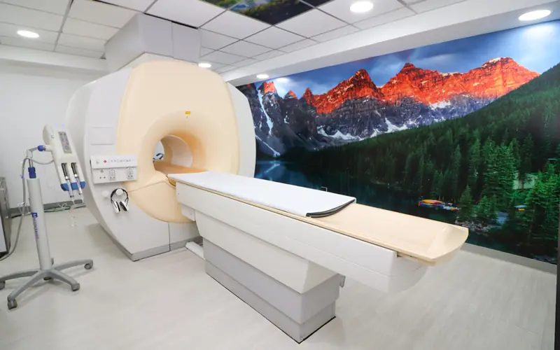 Sala de resonancia magnética de Medimagen, con el resonador y un mural de montañas